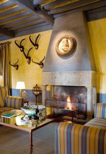 A seating area at Parador de Jarandilla de la Vera
