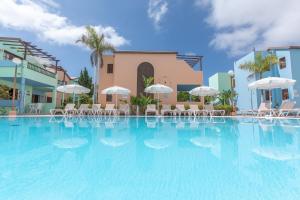 The swimming pool at or close to Club Vista Serena