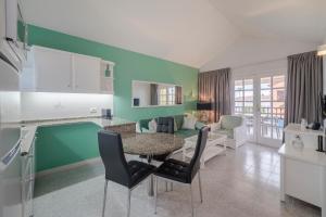 A kitchen or kitchenette at Club Vista Serena