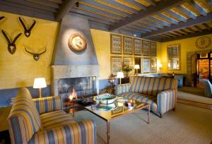 A seating area at Parador de Jarandilla de la Vera