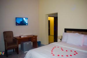 Postel nebo postele na pokoji v ubytování Pentagon Hotel and Suites