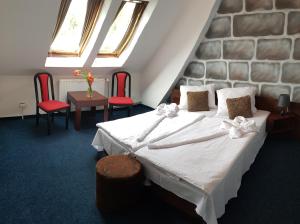 Postel nebo postele na pokoji v ubytování Hotel Camelot