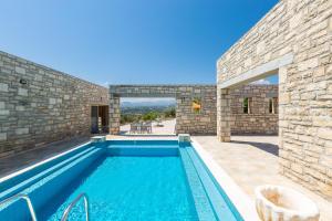 The swimming pool at or close to Villa Ypsilon