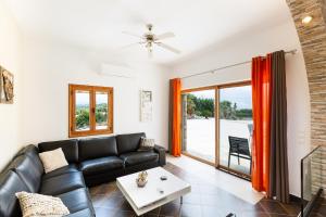 A seating area at Villa Ypsilon