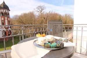 uma bandeja de comida numa mesa numa varanda em Ferienwohnung Atlantis em Heiligendamm