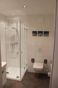 ハイリゲンダムにあるFerienwohnung Atlantisのバスルーム(シャワー、トイレ付)