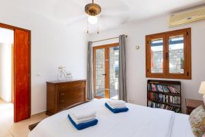 A bed or beds in a room at Villa Ypsilon