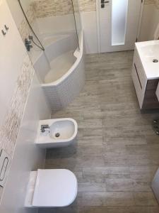 ein Bad mit einem WC und einem Waschbecken in der Unterkunft Luxusní apartmán přímo v centru u hotelu Thermal in Karlsbad