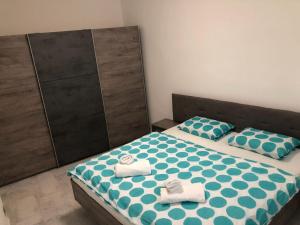 sypialnia z łóżkiem z dwoma ręcznikami w obiekcie Luxusní apartmán přímo v centru u hotelu Thermal w Karlowych Warach