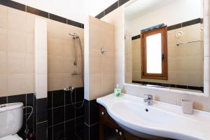 A bathroom at Villa Ypsilon