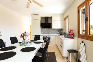 A kitchen or kitchenette at Villa Ypsilon