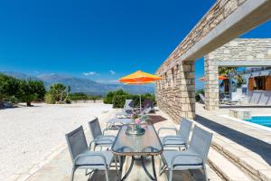 The swimming pool at or close to Villa Ypsilon