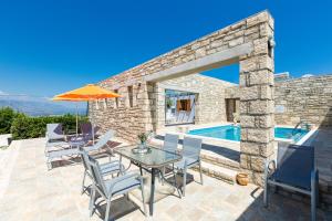The swimming pool at or close to Villa Ypsilon