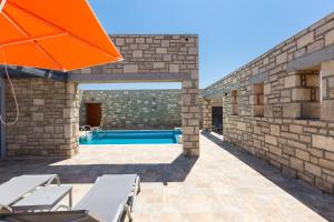 The swimming pool at or close to Villa Ypsilon