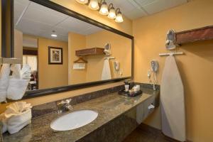 a bathroom with two sinks and a mirror at Old Creek Lodge in Gatlinburg