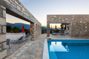 The swimming pool at or close to Villa Ypsilon