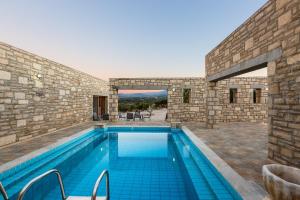 The swimming pool at or close to Villa Ypsilon