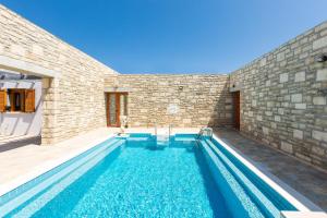 The swimming pool at or close to Villa Ypsilon