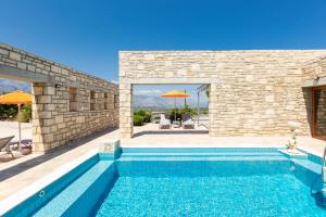 The swimming pool at or close to Villa Ypsilon