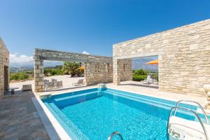 The swimming pool at or close to Villa Ypsilon