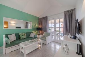 A television and/or entertainment centre at Club Vista Serena