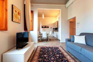 佛羅倫斯的住宿－Lilium elegant apartment，带沙发和电视的客厅