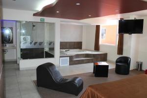 a large bathroom with a tub and a sink at Motel Septimo Eclipse in Acolman de Netzahualcóyotl +18 photos