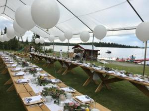 Restoran või mõni muu söögikoht majutusasutuses Lake Louise Lodge, Alaska
