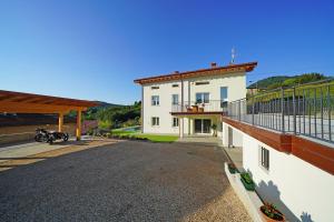 a large white building with a balcony and a driveway at la Luna nel Lago in Roe