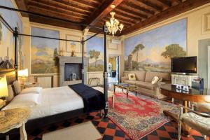 A bed or beds in a room at Villa Il Sasso - Dimora d'Epoca