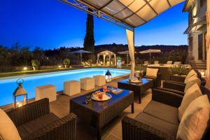 The swimming pool at or close to Villa Il Sasso - Dimora d'Epoca