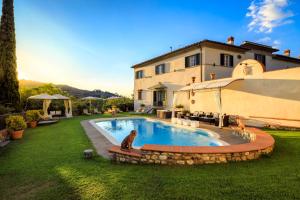 The swimming pool at or close to Villa Il Sasso - Dimora d'Epoca