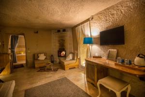 TV a/nebo společenská místnost v ubytování Azure Cave Suites - Cappadocia