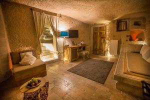 TV a/nebo společenská místnost v ubytování Azure Cave Suites - Cappadocia