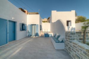 a courtyard of a house with white walls at Gina's Cozy House in Kamilari