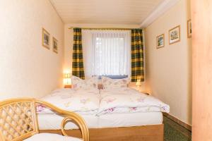 a small bedroom with a bed and a window at Ferienwohnung Zander in Zingst