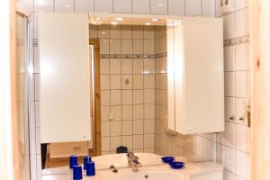 een badkamer met een wastafel en een spiegel bij Ferienwohnung Zander in Zingst +6 foto's