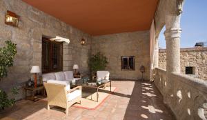 A seating area at Parador de Jarandilla de la Vera