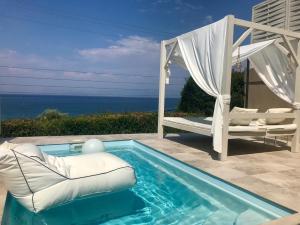 Bazén v ubytování Palms and Spas Villas Retreat nebo v jeho okolí