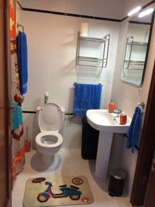 une salle de bains avec toilettes et lavabo dans l'établissement Casas Blancas Bungalow 45, à L'Alfàs del Pi