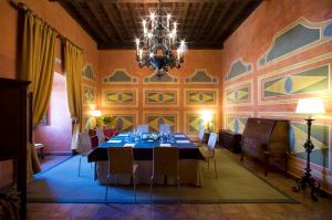 A seating area at Parador de Jarandilla de la Vera Még 37 kép