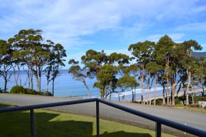 uitzicht op het strand vanaf het balkon van een huis bij Lufra Hotel and Apartments in Eaglehawk Neck