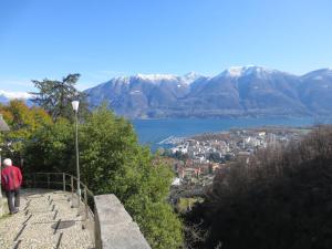 uma pessoa a subir um caminho de pedra com vista para um lago em Casa Rabissale em Locarno