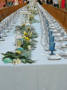 Una mesa larga con vasos y flores encima. en Da Agnese Locazioni brevi, en Cagliari