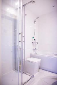 a bathroom with a shower and a toilet and a tub at Duquesa Seaview marina in Manilva +16 photos