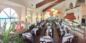 un salón de banquetes con mesas y sillas en un restaurante en Caribbean apartment en Cancún