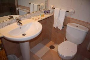 un bagno con un lavandino bianco e un water di Hostal Macami a Pedro Abad