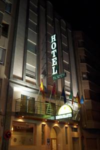 un edificio de hotel con un cartel en él por la noche en Hotel Florida, en Albacete