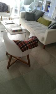 sala de estar con sofá y mesa de centro en Duplex de Lujo en Cariló