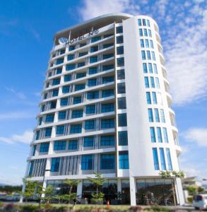 um edifício branco alto com um cartaz em Hotel N°5 em Kota Kinabalu